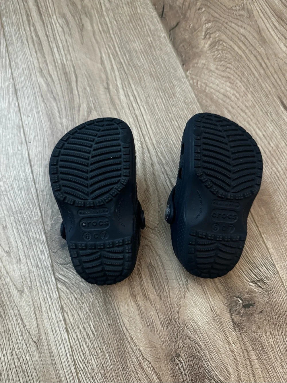 CROCS 2 pairs